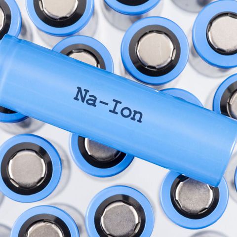 Batterieforschung: Sind Natrium-Ionen-Batterien sicher genug? Viele blaue Natrium-Ionen Batterien, die aufrecht stehen. Darauf liegt quer eine Batterie mit der Aufschrift Na-Ion