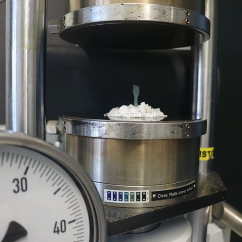 Polymertyp lässt sich bei niedriger Temperatur und geringem Druck formen Hydraulische Presse