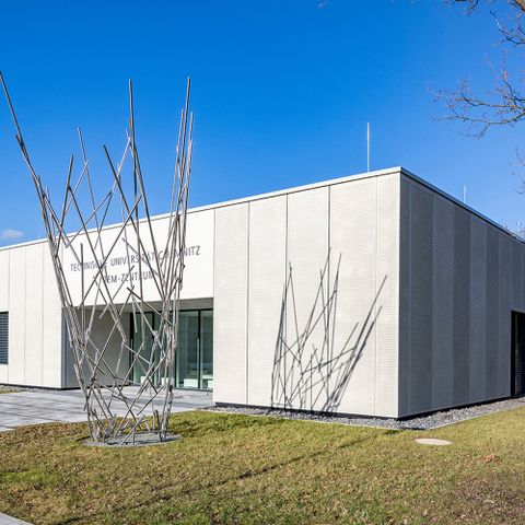 Bild des neu errichteten Transmissionselektronenmikroskopiezentrum der TU Chemnitz am Universitätsstandort Erfenschlager Straße 73
