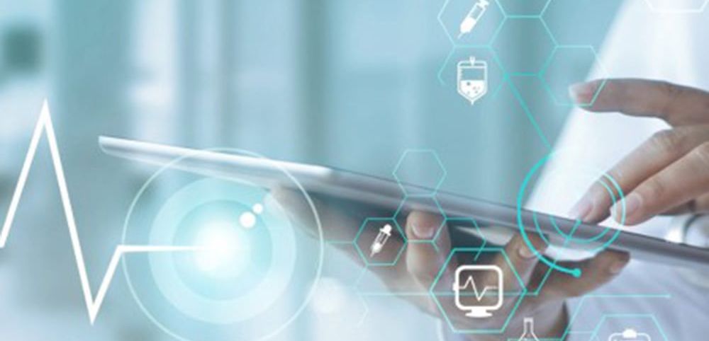 KI-basierte Datenstrukturierung für Labor und Gesundheitswesen Symbolbild Hand mit Tablet für KI-basierte Datenstrukturierung für Labor und Gesundheitswesen