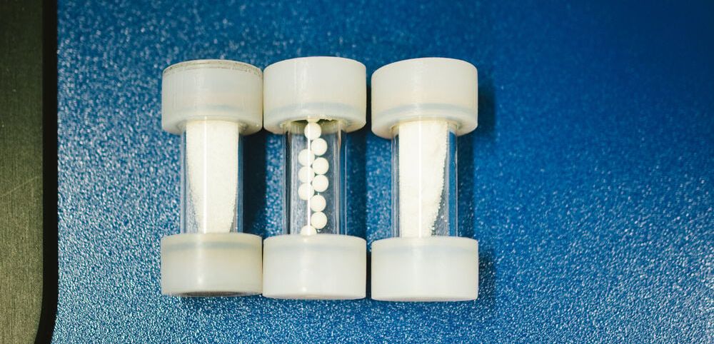 Fotochemie ohne Lösungsmittel Die Faustregel lautet: Ein Drittel Pulver, ein Drittel Kugeln, ein Drittel Luft. Verzichtet man auf die Kugeln, kann man mehr Pulver einfüllen.