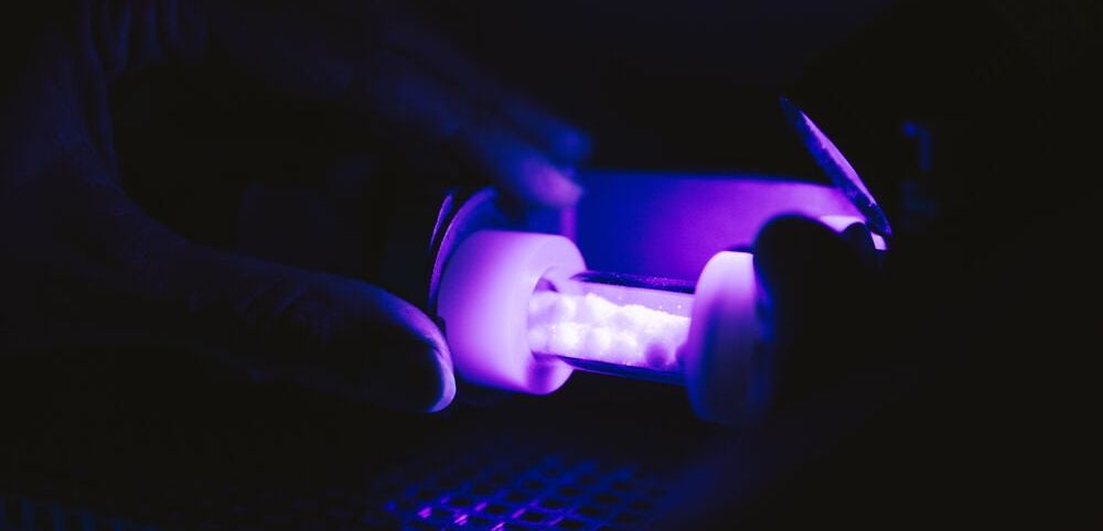 Von allen Seiten mit speziellem UV-Licht bestrahlt werden die Reagenzien gemeinsam mit kleinen Kugeln in den Mahlbechern horizontal geschüttelt. Von allen Seiten mit speziellem UV-Licht bestrahlt werden die Reagenzien gemeinsam mit kleinen Kugeln in den Mahlbechern horizontal geschüttelt.