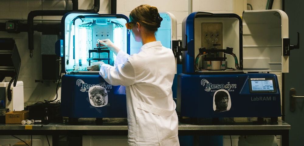 Die transparenten Zylinder und die kleinen Teflonkugeln entwickelten die Forschenden für die Experimente selbst. Die transparenten Zylinder und die kleinen Teflonkugeln entwickelten die Forschenden für die Experimente selbst.