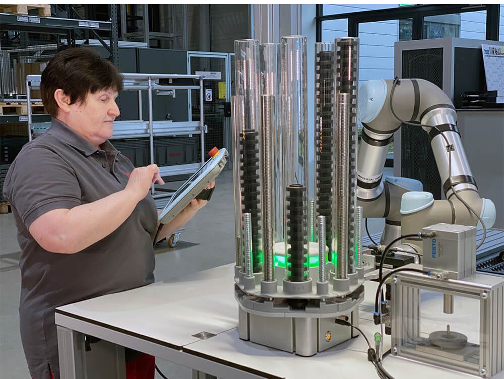 Systembaukasten für Automatisierungszellen: Konstruktive Maßnahmen zähmen den Roboter