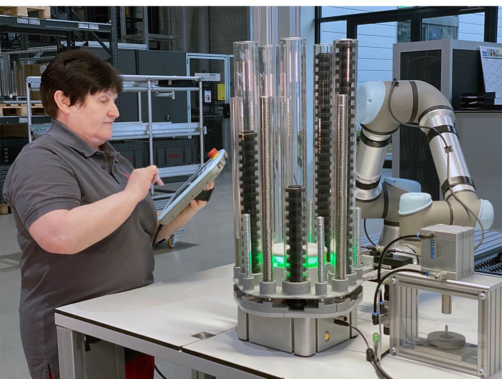 Systembaukasten für Automatisierungszellen: Konstruktive Maßnahmen zähmen den Roboter Systembaukasten für Automatisierungszellen: Konstruktive Maßnahmen zähmen den Roboter