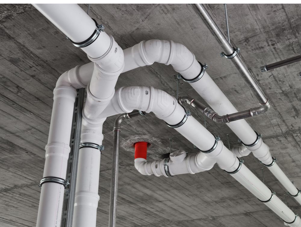 Die Abwasserleitungen wurden komplett mit dem Komplettsystem RAUPIANO PLUS von Rehau ausgeführt. Das Abwasserrohr erfüllt die höchsten Anforderungen an den Schallschutz und vermeidet weitgehend störende Fließge-räusche.