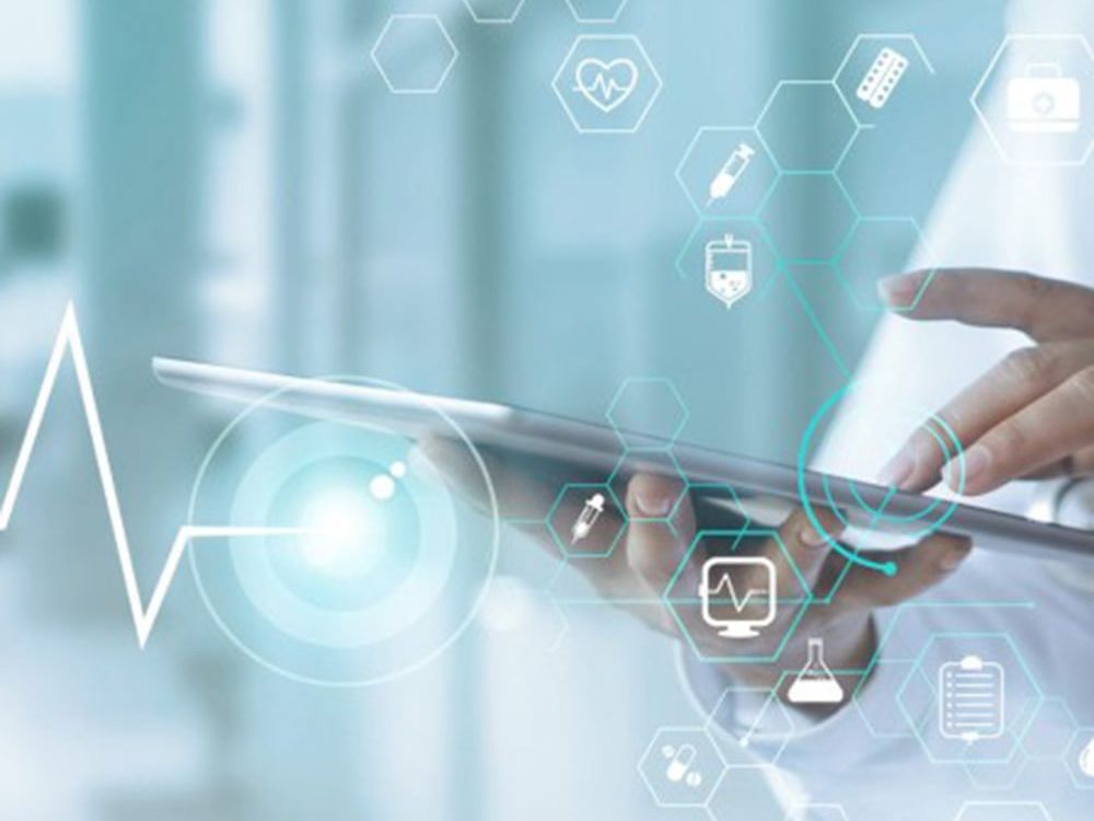 KI-basierte Datenstrukturierung für Labor und Gesundheitswesen Symbolbild Hand mit Tablet für KI-basierte Datenstrukturierung für Labor und Gesundheitswesen