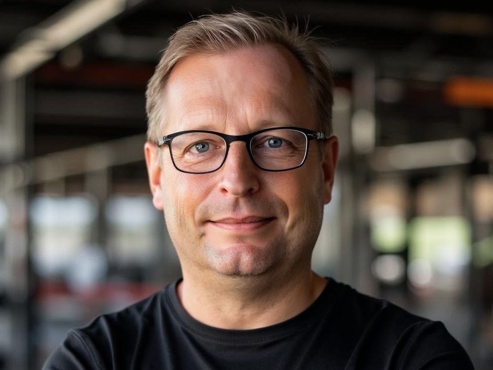 Bau- und Immobilienfachmann Klaus-Peter Stöppler blickt im schwarzen T-Shirt freundlich in die Kamera