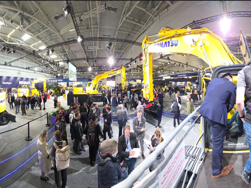 Innovationen und Herausforderungen Der Blick auf die Ausstellungshalle von Komatsu
