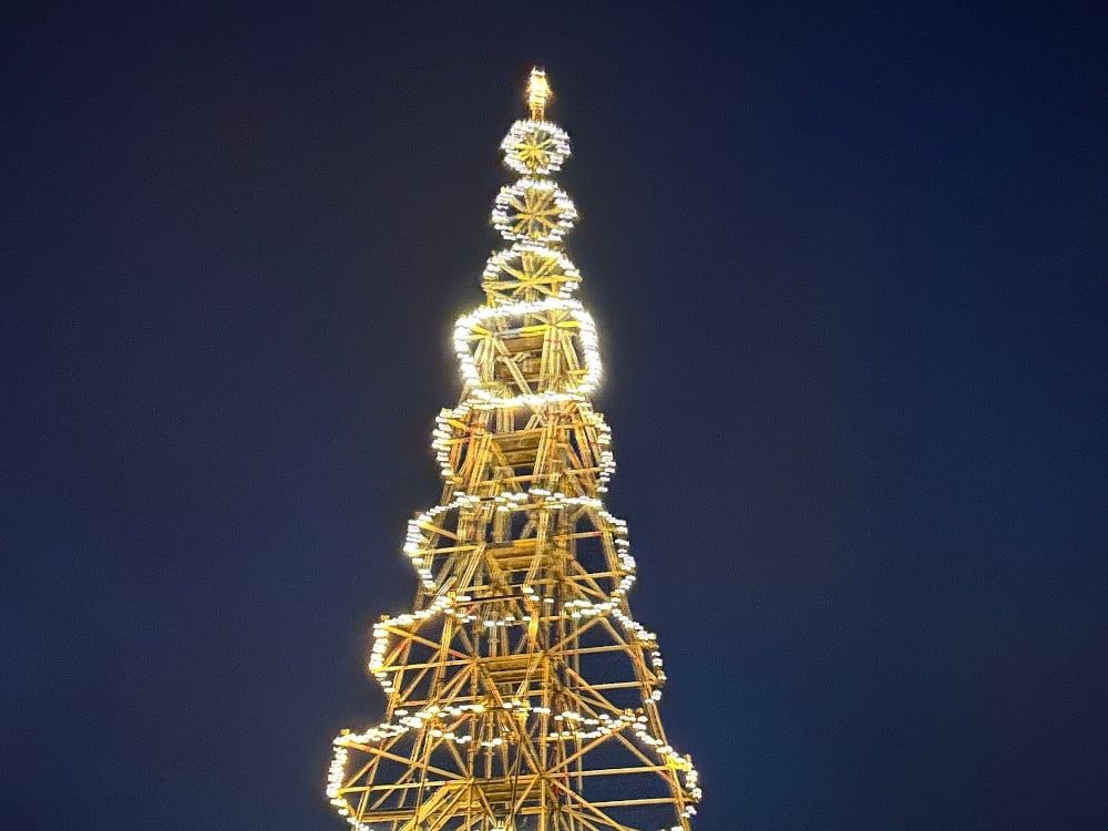 Der Weihnachts-Gerüstbaum der Eugen Wahner GmbH erleuchtet die Nächte der Advents- und Weihnachtszeit.