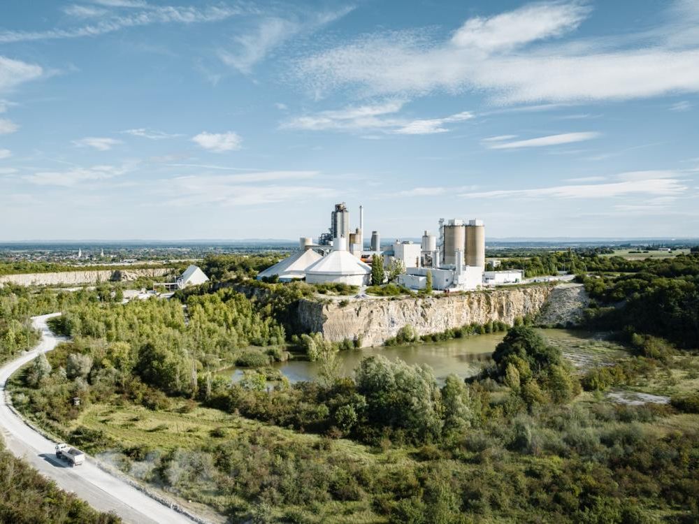 Erstes Zementwerk von Heidelberg Materials für nachhaltige Zementproduktion