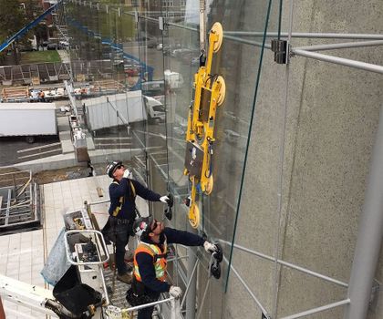 Kein Problem für Heavydrive - Glasmontage bei Minusgraden