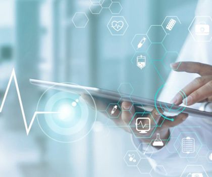 Symbolbild Hand mit Tablet für KI-basierte Datenstrukturierung für Labor und Gesundheitswesen