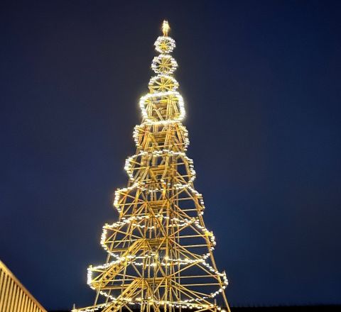 Der Weihnachts-Gerüstbaum der Eugen Wahner GmbH erleuchtet die Nächte der Advents- und Weihnachtszeit.
