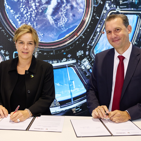 Die nordrhein-westfälische Wirtschaftsministerin Mona Neubaur und Siemens-Manager Olaf Plante unterzeichnen ein Memorandum of Understanding zur Zusammenarbeit für geplantes Production Launch Centre Defence.