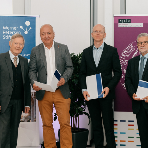 Auszeichnung mit einem Innovations-Transfer-Preis der Prof. Dr. Werner-Petersen-Stiftung. Prof. Schreiber (zweiter von links), Dr. Wätzig (dritter von links).