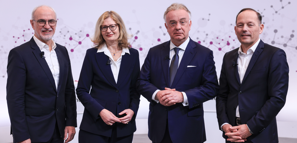 Evonik Vorstand Vorstandsvorsitzender von Evonik, steht neben seinen Vorstandskollegen, Harald Schwager (l), stellvertretender Vorstandsvorsitzender, Maike Schuh (2.v.l), Finanzvorstand und Thomas Wessel (l), Personalvorstand. Das Spezialchemieunternehmen Evonik hat sein Unternehmenszahlen 2024 vorgestellt.