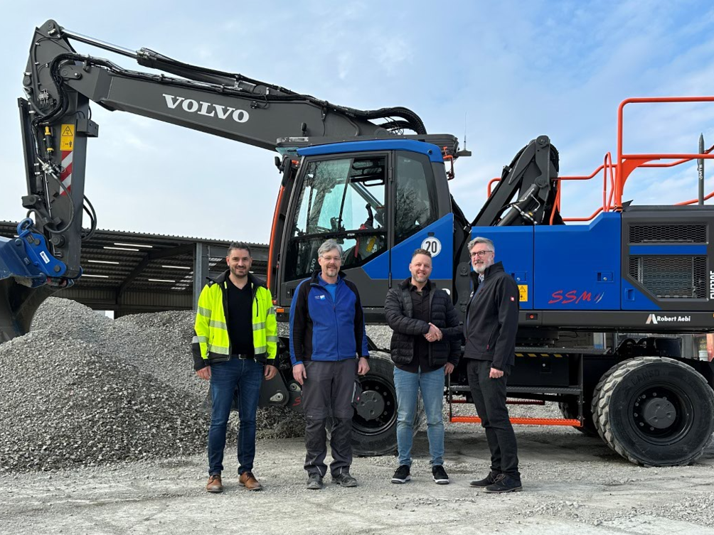Gemeinsame Maßarbeit (v.l.n.r.): Thomas Nather (Volvo CE), Michael Heim, Alexander Lemke (Robert Aebi) und Dewi Evans (Leiter Bildungszentrum) haben abgeliefert. Gemeinsame Maßarbeit (v.l.n.r.): Thomas Nather (Volvo CE), Michael Heim, Alexander Lemke (Robert Aebi) und Dewi Evans (Leiter Bildungszentrum) haben abgeliefert.