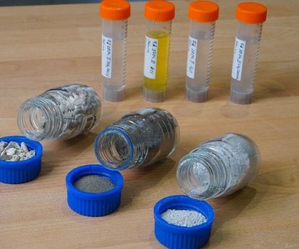 Ascheproben Die untersuchten Ascheproben (vorn) und die Waschwässer, in denen sich die extrahierten Elemente befinden.