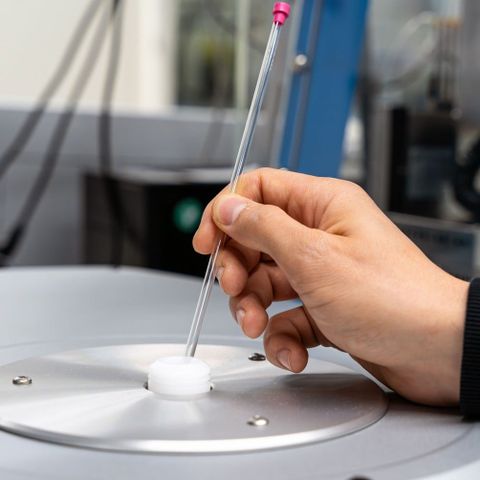 Das Glasröhrchen mit der Probe wird in ein NMR-Spektrometer eingeführt.