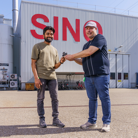 Weltweit erste achromatische Neutronenlinse verbessert die Materialanalyse Mano Raj Dhanalakshmi Veeraraj und Joan Vila-Comamala forschen beide am PSI Zentrum für Photonenforschung. Hier stehen sie mit der achromatischen Neutronenlinse vor der Schweizer Spallations-Neutronenquelle SINQ.