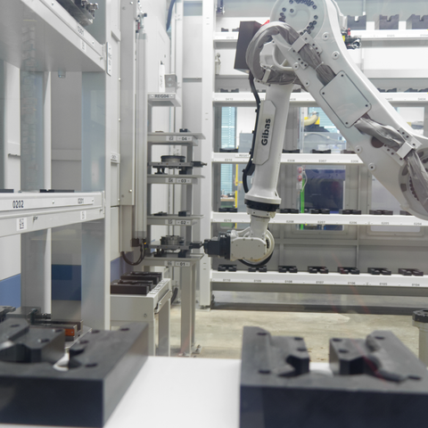 Herzstück der Automation ist eine Roboterzelle mit einem Fanuc-Roboter, der unterschiedliche Bauteilgrößen problemlos handeln kann– von kleinen Elektroden bis hin zu großen Formplatten.