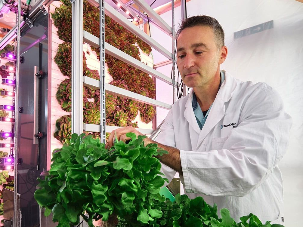 Vertical Farming-System OrbiPlant Das hoch flexible Vertical Farming-System OrbiPlant® kann Pflanzen unterschiedlicher Art kontinuierlich sowie völlig unabhängig von Wetter, Tages- und Jahreszeit bereitstellen.