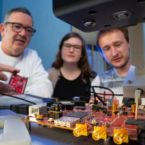Für die Seitenkalanalyse lässt sich auch eine elektromagnetischen Sonde und ein ChipWhisperer-Board einsetzen wie Prof. Campos seinen Studierenden demonstriert.