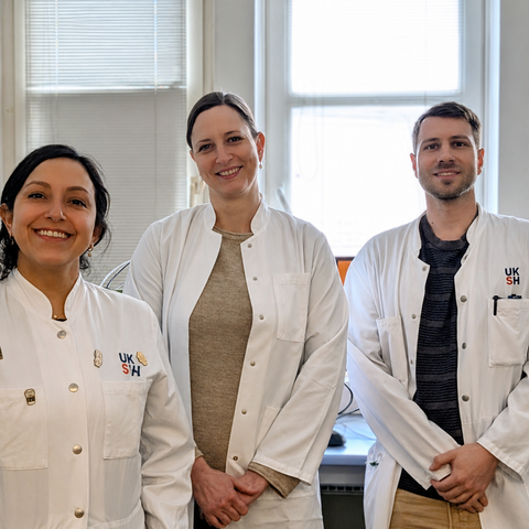 Das Team: Rios Martini, Bacher, Hofmann. Forschende des Exzellenzclusters „Precision Medicine in Chronic Inflammation“ (PMI) an der Christian-Albrechts-Universität zu Kiel.