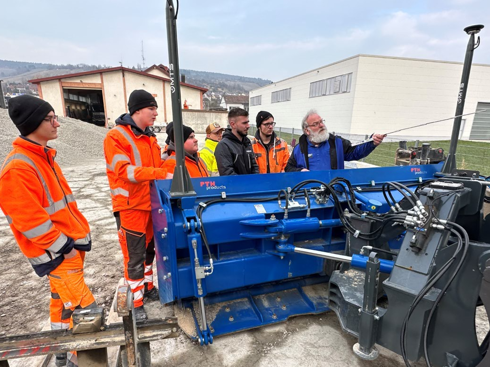 Eindrucksvolle Vorstellung: Vielfältige Möglichkeiten mit Schnellwechsler, 6-Wege-Dozerschild und GNSS-Steuerung Eindrucksvolle Vorstellung: Vielfältige Möglichkeiten mit Schnellwechsler, 6-Wege-Dozerschild und GNSS-Steuerung