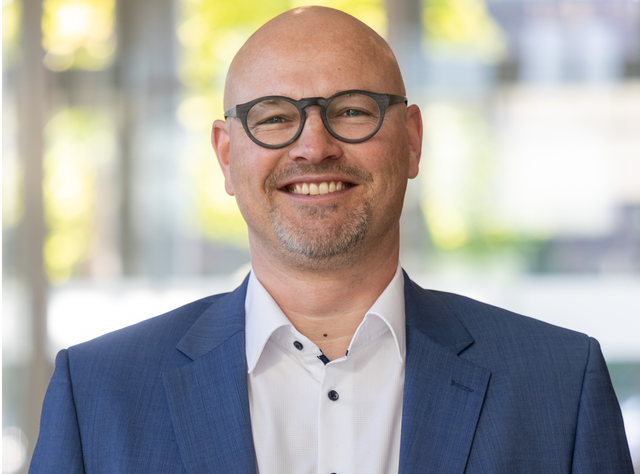 Christian Bücker, Geschäftsführer der Bücker IT-Security GmbH, spricht über aktuelle Cyberbedrohungen und wirksame Sicherheitsstrategien für die Industrie.