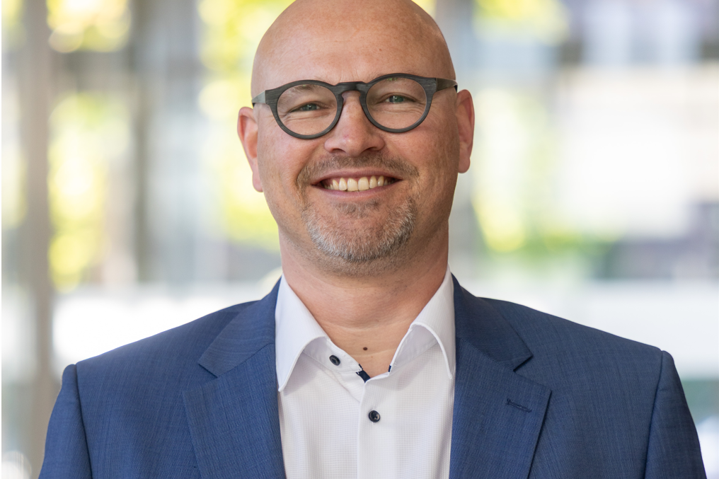 Interview OT-Security: Christian Bücker über Cyberrisiken in Smart Factories Christian Bücker, Geschäftsführer der Bücker IT-Security GmbH, spricht über aktuelle Cyberbedrohungen und wirksame Sicherheitsstrategien für die Industrie.
