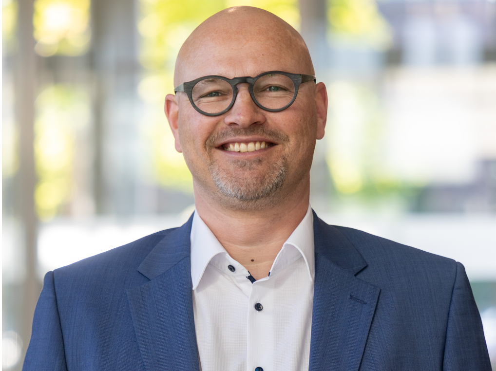 Interview OT-Security: Christian Bücker über Cyberrisiken in Smart Factories Christian Bücker, Geschäftsführer der Bücker IT-Security GmbH, spricht über aktuelle Cyberbedrohungen und wirksame Sicherheitsstrategien für die Industrie.