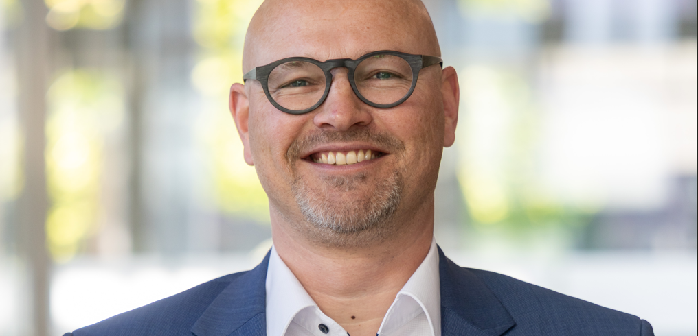 Interview OT-Security: Christian Bücker über Cyberrisiken in Smart Factories Christian Bücker, Geschäftsführer der Bücker IT-Security GmbH, spricht über aktuelle Cyberbedrohungen und wirksame Sicherheitsstrategien für die Industrie.