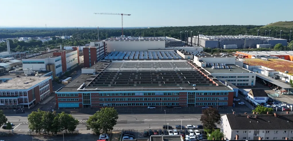 Siemens investiert 300 Millionen Euro am Standort Deutschland in Fertigungskapazitäten für Schaltanlagen Siemens verlagert die Vorfertigung des Schaltanlagenwerks nach Offenbach und will bis Frühjahr 2027 mit der Produktion starten.