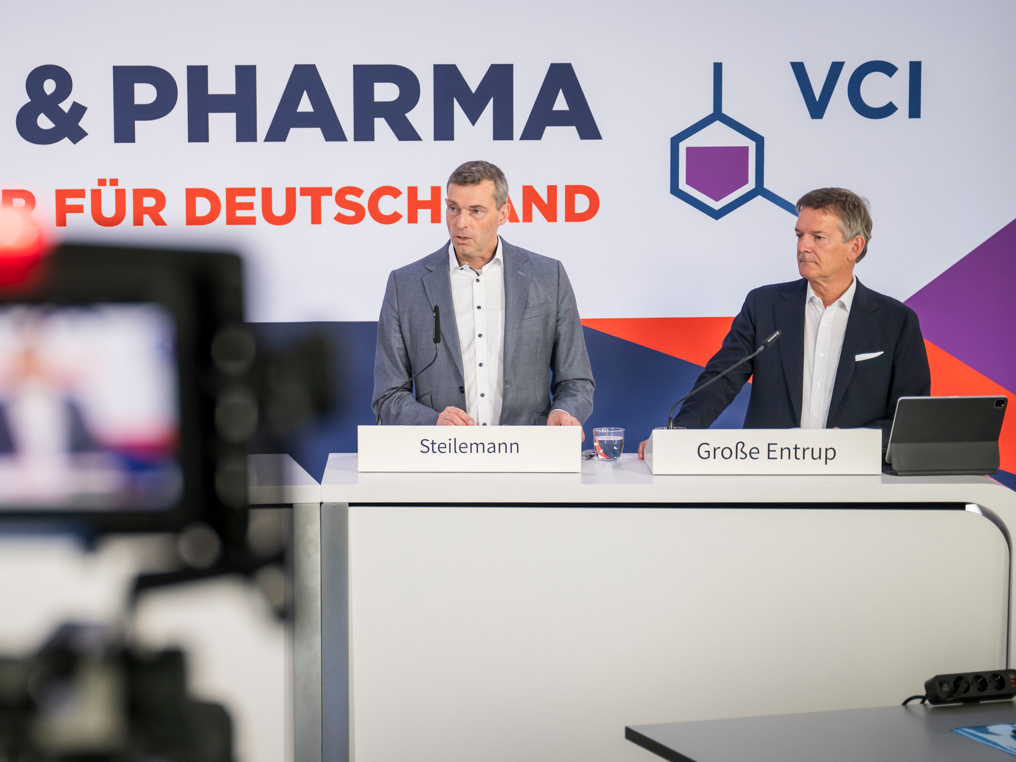 Im Bild von links:  Dr. Markus Steilemann, Präsident des Verbands der Chemischen Industrie (VCI) und CEO der Covestro AG; Dr. Wolfgang Große Entrup, Hauptgeschäftsführer des Verbands der