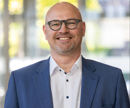 Christian Bücker, Geschäftsführer der Bücker IT-Security GmbH, spricht über aktuelle Cyberbedrohungen und wirksame Sicherheitsstrategien für die Industrie.