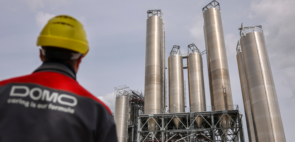 Ein Mitarbeiter von Domo Chemicals steht während des turnusmäßigen Turnarounds vor Silos. Ein Mitarbeiter von Domo Chemicals steht während des turnusmäßigen Turnarounds vor Silos.