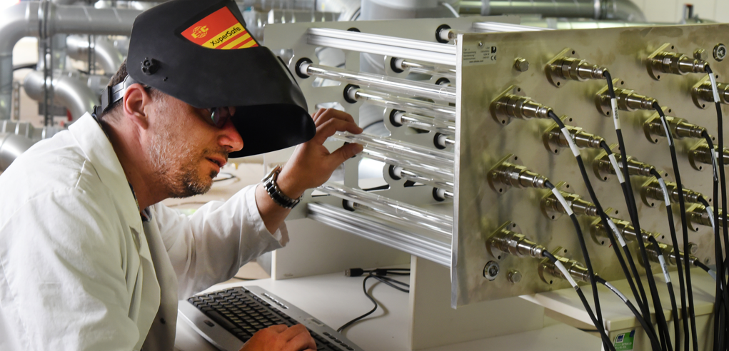 Ansteckung in der Schule Über einem vermeintlichen KLassenzimmer mit 30 aufblasbaren Puppen statt Oberschülern in einem Gebäude von Neontechnik Elektroanlagen GmbH (NEL) Leipzig kontrolliert Eric Schulze von NEL technische Anlagen vom Forschungsprojekt BeCoLe.