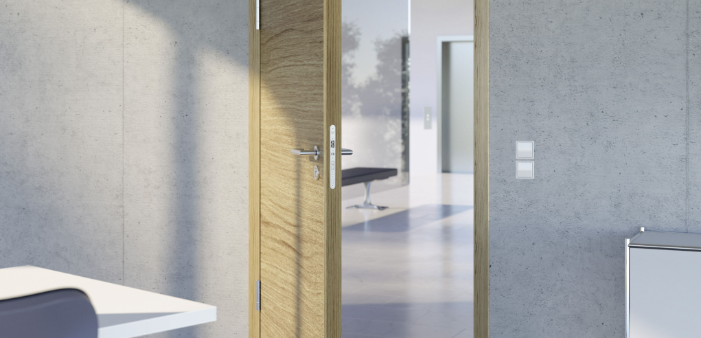 The Solution Locks with tilt latch technology can compensate for high preload forces on the door, eliminating the need for conflicting decisions between tightness, burglary protection and accessibility.