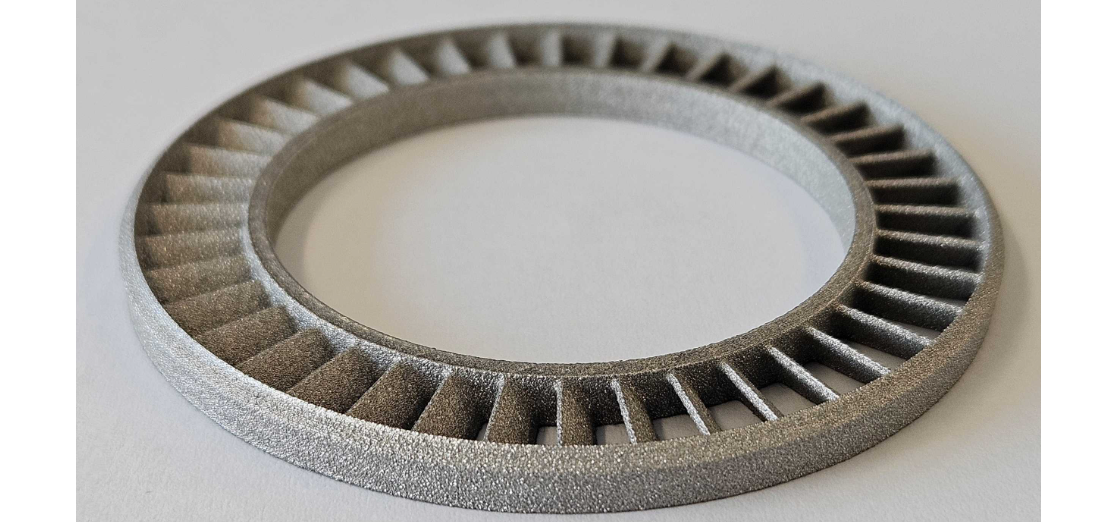Guide vane for a high-pressure turbine printed with rotary 3D printing A completed guide ring for a high-pressure turbine with a diameter of 75 millimeters.