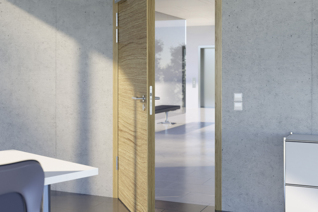 FeuerTRUTZ 2026: Assa Abloy presents door solutions for fire protection, escape routes and access control The Solution Locks with tilt latch technology can compensate for high preload forces on the door, eliminating the need for conflicting decisions between tightness, burglary protection and accessibility.