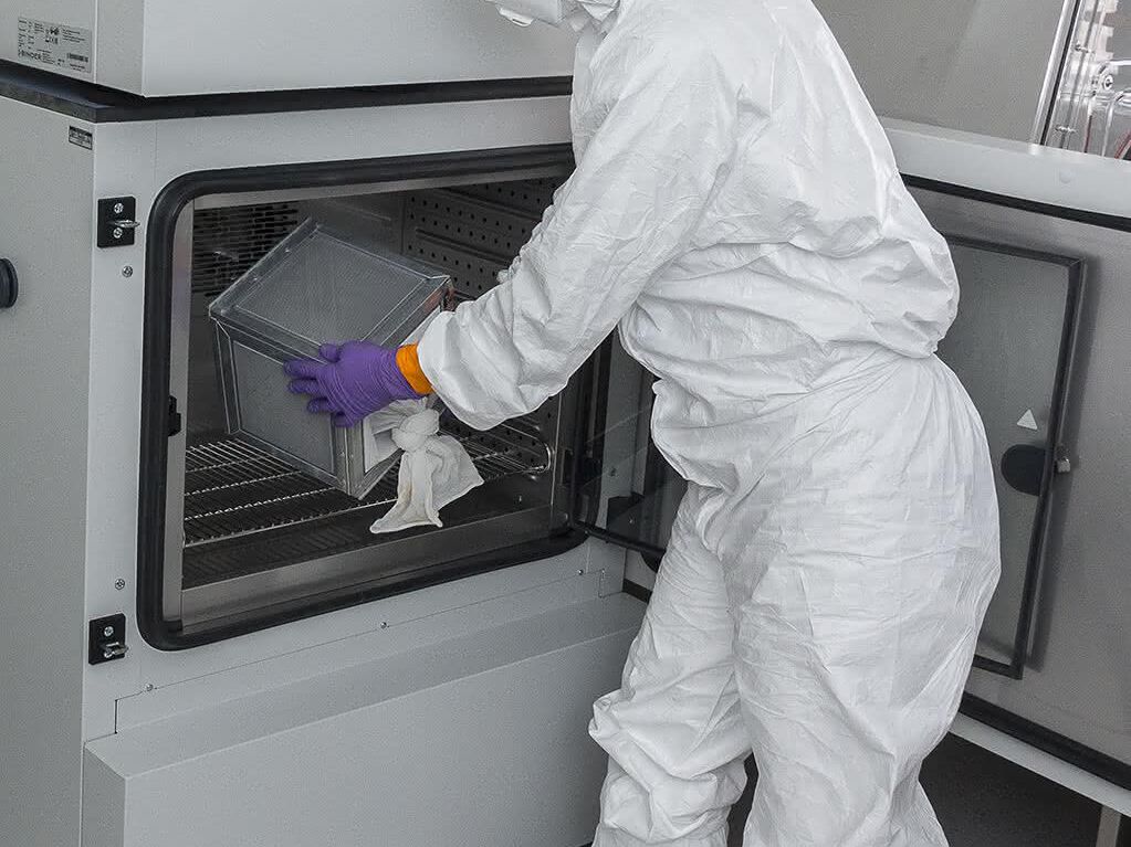 Labormitarbeiter mit Schutzkleidung