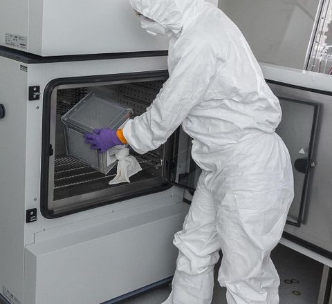 Labormitarbeiter mit Schutzkleidung Labormitarbeiter mit Schutzkleidung