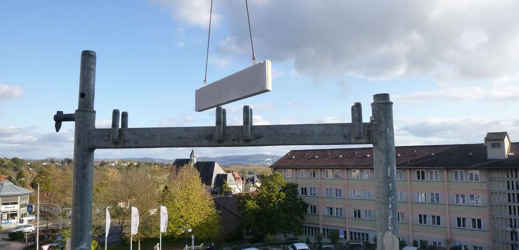 Montage der im Werk vorgefertigten Porenbetonelemente.