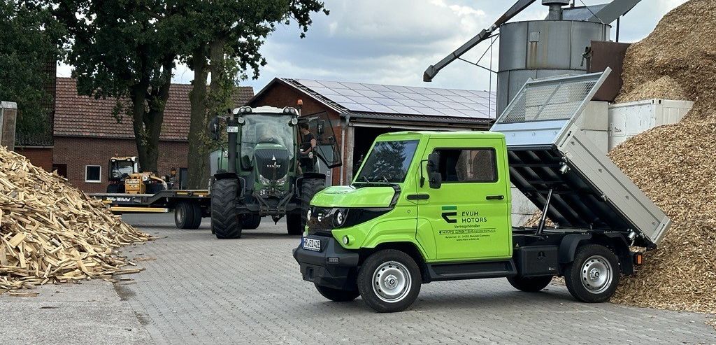 Der Evum von Evum Motors im Einsatz auf einem Bauhof: Effiziente und nachhaltige Mobilität für eine umweltfreundlichere Zukunft. Der Evum von Evum Motors im Einsatz auf einem Bauhof: Effiziente und nachhaltige Mobilität für eine umweltfreundlichere Zukunft.