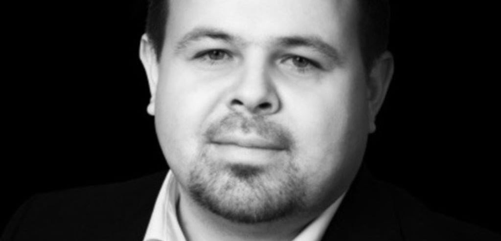 Gabriel Both, Experte für Kalkulation und Projektwirtschaftlichkeit bei Nevaris Bausoftware lächelt freundlich in die Kamera.