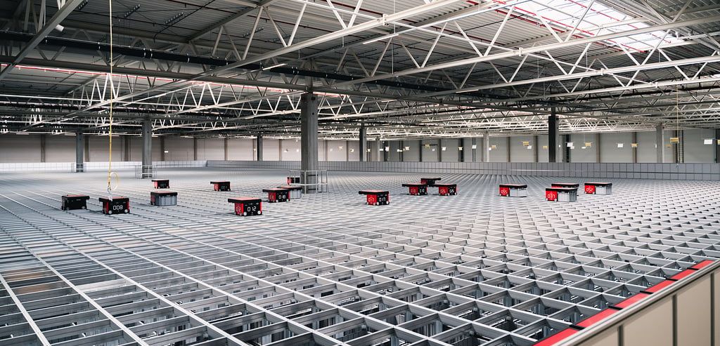 Aus dem neuen Logistikstandort werden bis zu 300.000 verschiedene Artikel – von der kleinsten Schraube bis zum fertigen Lkw-Fahrerhaus – an Fahrzeughändler in über 170 Länder der Welt geliefert werden.