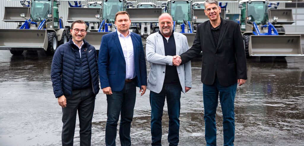 Mit der Übergabe von 15 neuen Weycor Radladern investiert der Vermietprofi bewusst in Maschinen, die im Mietgeschäft durch Zuverlässigkeit, Vielseitigkeit und Wirtschaftlichkeit überzeugen. Mit der Übergabe von 15 neuen Weycor Radladern investiert der Vermietprofi bewusst in Maschinen, die im Mietgeschäft durch Zuverlässigkeit, Vielseitigkeit und Wirtschaftlichkeit überzeugen.