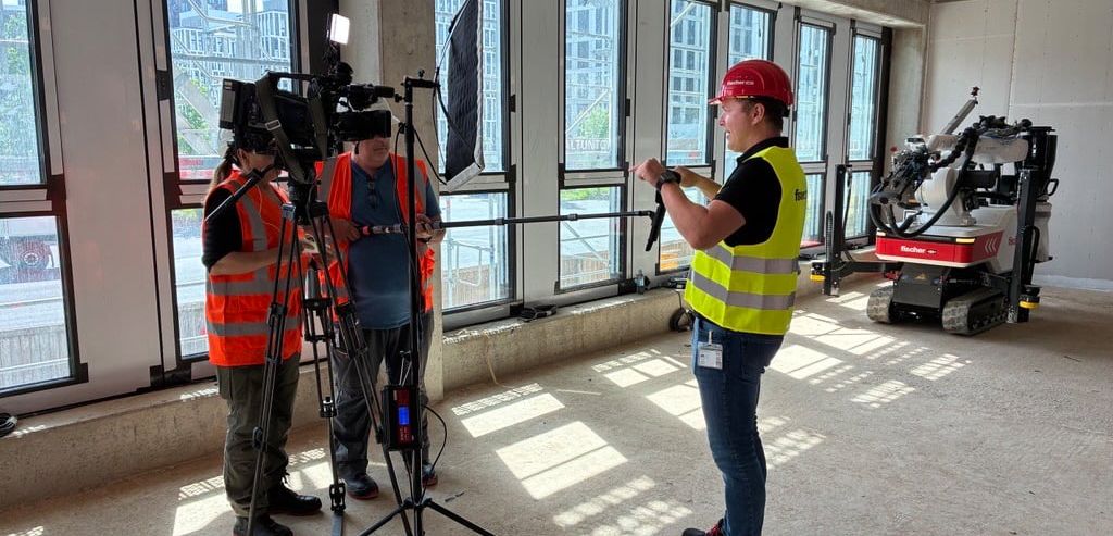 Im TV-Rampenlicht: fischer Baubot bohrt 16.000 Löcher auf Großbaustelle